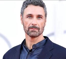 Rinviato a marzo 2026 lo spettacolo “Il nuotatore di Auschwitz” con Raoul Bova