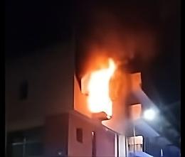 Incendio nella notte, appartamento avvolto dalle fiamme in via Benedetto Croce