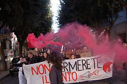 «Gli istituti cadono a pezzi, le famiglie spendono troppo e il Governo contina a tagliare». Le foto