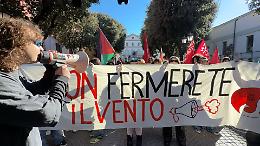 Gli studenti in piazza cantano Bella Ciao contro Governo, manovra e posizione sul Medio Oriente. Le foto
