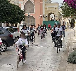 Successo per la ciclopasseggiata ecologica: tra pulizia del paese e premi green. Le foto