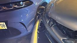 Incidente nella notte in via Nazario Sauro: auto colpisce una volante ferma per un blocco stradale