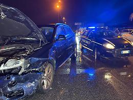 Auto in fiamme dopo uno scontro all’ingresso di Talsano. Le foto