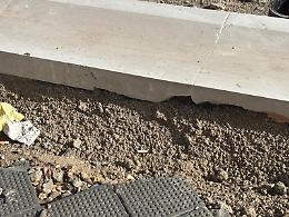 Basole già scheggiate nel cantiere di via Argiro. Le foto