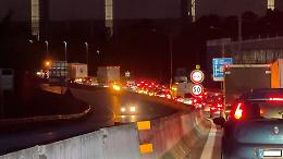 Lavori al ponte ex Ilva, traffico in tilt sulla SS7: automobilisti bloccati fin dall’alba. Le foto