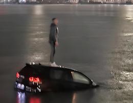 Auto precipita in mare al porto di Bari, salvo il conducente che si rifugia sul tetto. Il video
