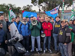 Ex Ilva, il giorno dell'ira. I sindacati: "Questo governo ha deciso di chiudere". I video