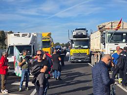 Ex Ilva, scatta l’occupazione dello stabilimento. Al via i blocchi stradali. Foto e video 