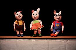 Lupo allergico e pupazzi animati: a Massafra in scena "I tre porcellini"