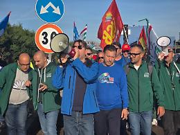 Gli operai si riprendono la fabbrica