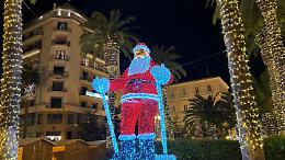 Luminarie accese: inaugurato il Natale 2025 tra applausi, auguri e polemiche. Le foto