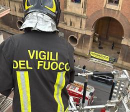 Fiamme in un appartamento di via Cavour, paura all’alba. Le foto