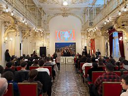 Bari ricorda le vittime di femminicidio, il Comune depone corone di fiori e rilancia l’impegno contro la violenza. Le foto