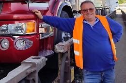 Autotrasportatore schiacciato dal rimorchio in un oleificio ligure, muore un 56enne 