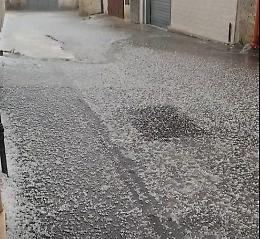 Grandinata improvvisa nel Tarantino e nubifragi sulle strade. I video