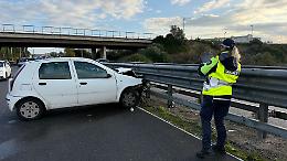 Auto si schianta contro il guardrail sulla Statale 7, uomo in ospedale in codice rosso. Le foto