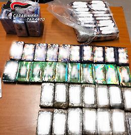 Oltre 7 chili di droga tra auto e abitazione: arrestati due giovani