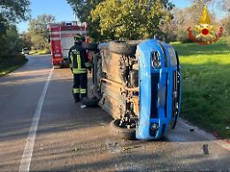 Auto si ribalta sulla provinciale 48, in ospedale padre e figlio