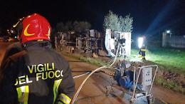 Autocisterna si ribalta: strada chiusa e operazioni ad alto rischio. Le foto