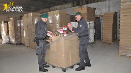 Blitz della Finanza, scoperto un opificio clandestino di sigarette: sequestro record. Le foto