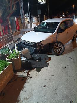 Auto si schianta sui tavolini di un bar. Le foto