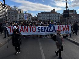 Migliaia in corteo per far scattare l'Ora di Taranto