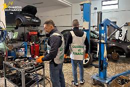 Scoperta officina abusiva con 32 auto in riparazione. Sanzioni anche per i proprietari delle vetture