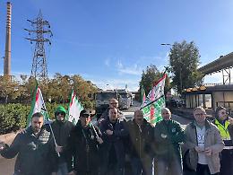 Mezzogiorno di fuoco all'ex Ilva, scatta lo sciopero ad oltranza