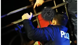 Poliziotti eroi, drammatico salvataggio nella notte al Monumento dei Marinai. Le foto