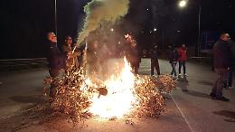 Notte di tensione ai cancelli dell’ex Ilva: i lavoratori proseguono il presidio