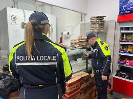 Chiuso un negozio alimentare: sequestrati 300 chili di prodotti avariati