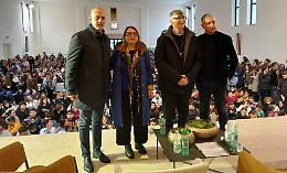 Il Festival della Legalità parte tra gli applausi: il dialogo degli studenti con il prete anti-camorra. Le foto