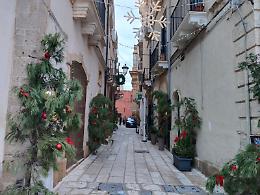 Commercianti della Città vecchia insieme per vestire di Natale via Duomo. Le foto