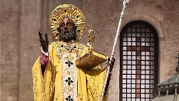 San Nicola richiama migliaia di fedeli fin dall’alba. Il Sindaco: "Portiamo con noi questo spirito"