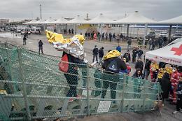 Sbarcati a Bari i 120 naufraghi soccorsi dalla Life Support. Le foto