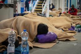 La Life Support attesa in porto con 120 naufraghi salvati in mare. Le foto