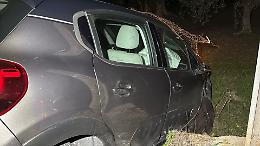 Malore a bordo, scontro sulla Statale 7: auto fuori strada. Le foto