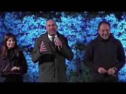 Acceso in piazza del Ferrarese il grande Albero di Natale 2025. Il video