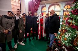 Vigilia dell'Immacolata, in migliaia tra i vicoli della città vecchia. Le foto