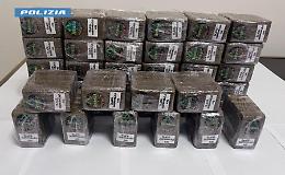 Maxi-sequestro sulla Statale 7: fermato un corriere con 20 chili di droga