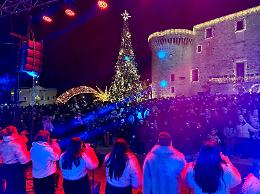 Folla in piazza Castello per l&rsquo;avvio di &ldquo;Borgo di Natale 2025&rdquo;. Le foto