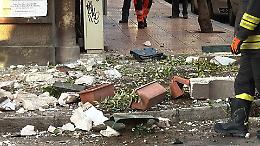 Cede un balcone e due uomini precipitano a terra dal secondo piano. Le foto