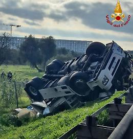 Autotreno si ribalta sul raccordo per l’A14, autista salvato dai Vigili del fuoco