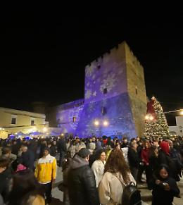 Folla per l&rsquo;avvio di &ldquo;Natale nel Borgo&rdquo;: bambini e famiglie nel Castello De Falconibus
