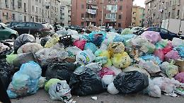 Tamburi sommerso dai rifiuti, via Fogazzaro tra le &ldquo;dune&rdquo; di sacchi di spazzatura. Le foto