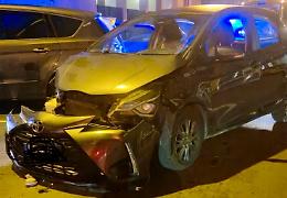 Schianto tra due auto: una donna ferita, indaga la Polizia locale