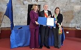 Ecco i nuovi Ufficiali al Merito e le medaglie alle vittime del terrorismo della Bat. Le foto