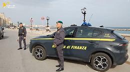 Si spacciava per ufficiale della Guardia di Finanza per vendere gadget contraffatti, denunciato