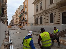 Via Manzoni cambia volto, partiti i lavori per la posa delle basole. Le foto