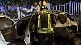Auto in fiamme nella notte, distrutto anche un taxi. Una donna colpita da un malore. Le foto